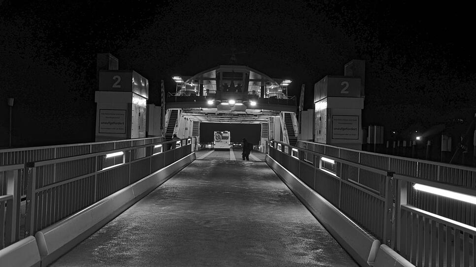 Ein Bus und ein Auto. Mehr Fahrzeuge hat die Fähre am Samstagabend, 20.35 Uhr, nicht zu transportieren. Ähnlich leer sieht es auch ...