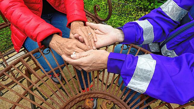 Die Mitglieder des Psychosozialen Nachsorgendienstes im Schwarzwald-Baar-Kreis spenden den zu betreuenden Menschen Trost. Bild: Bernhard ...