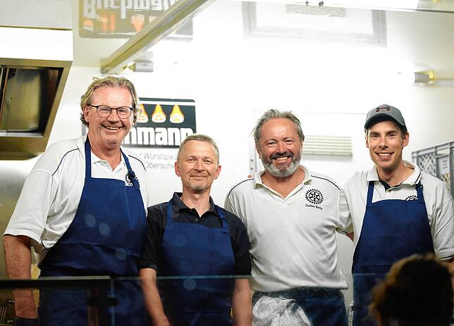 Robert Bauer, Markus Leuter, Gunther Martin und Christoph Meißner (von links) vom Rotary-Club bewirten die MCB-Mitarbeiter beim Dankesessen.