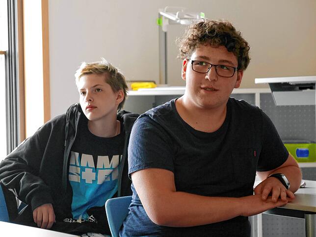 Die beiden Zehntklässler Kim und Luca (v.l.) hatten viele Fragen an die Zeitzeugen vorbereitet
