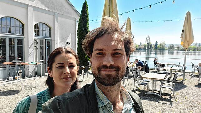 Julia Sondermann und Simon Conrads von der Lokalredaktion Konstanz testen das Mittagstischangebot in der Bleiche.