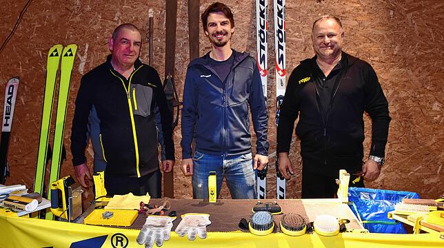 Eberhard Martin (von links links) und sein Sohn Felix Martin freuten sich mit den Teilnehmern, dass sie Andreas Breitel für einen ...