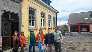 Sie kämpfen für mehr Platz an der Grundschule Dingelsdorf (von links): Selina Hansbauer als Leiterin der Kernzeit, Schulleiterin Anahita ...