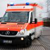 Zahlreiche Unfälle (Symbolbild: Rettungswagen) sowie ein Fall von sexueller Nötigung beschäftigte die Polizei die vergangenen Tage am ...