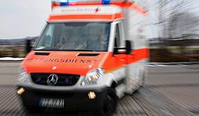 Zahlreiche Unfälle (Symbolbild: Rettungswagen) sowie ein Fall von sexueller Nötigung beschäftigte die Polizei die vergangenen Tage am ...