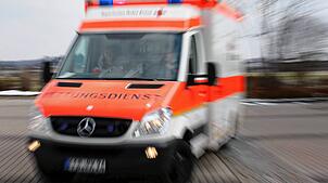 Zahlreiche Unfälle (Symbolbild: Rettungswagen) sowie ein Fall von sexueller Nötigung beschäftigte die Polizei die vergangenen Tage am ...