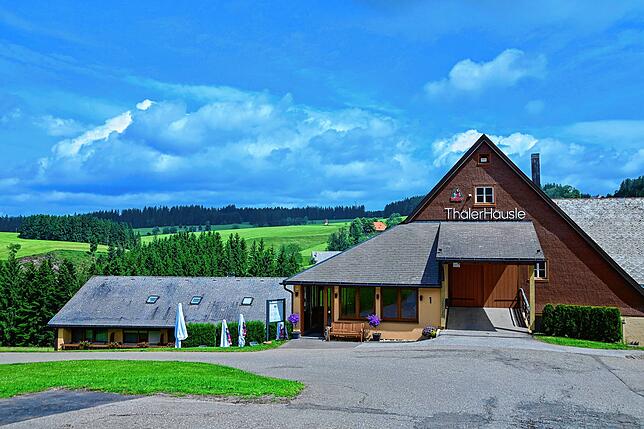 Das Hotel Thäler-Häusle liegt inmitten urtypischer Schwarzwaldlandschaft. Hier genießen die Gäste gutes Essen und Ruhe.