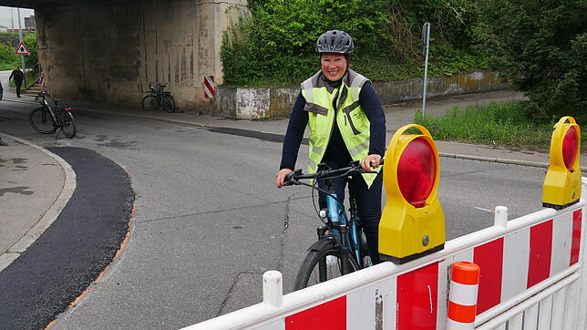 Ohne Problem von der Nord- in die Südstatd: Singens Radfahrbeauftragte Petra Jacobi vor der seit Donnerstag autofreien Unterführung ...