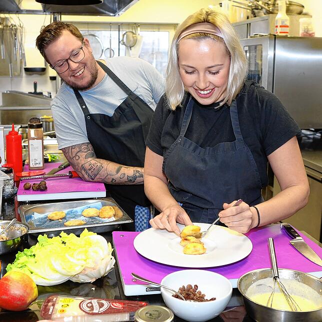 Mona Hiermaier und „Taste“-Vorjahressieger Jari Dochat, ebenfalls aus Konstanz, haben beim gemeinsamen Kochen für das ...