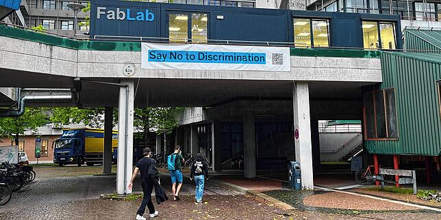 „Say No to Discrimination“ bedeutet auf Deutsch „Sag Nein zu Diskriminierung“. Die Universitätsleitung möchte mit Plakaten ein Zeichen ...