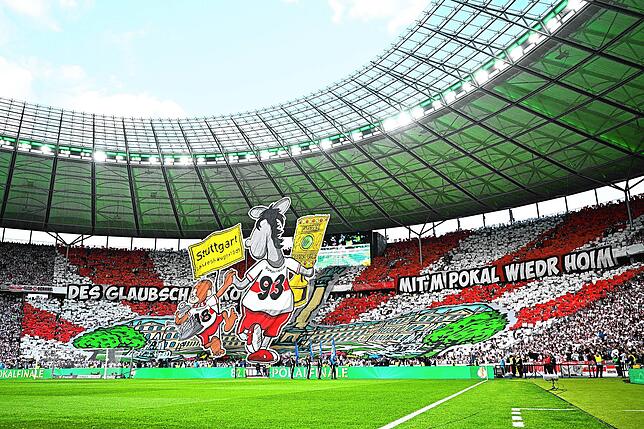Die Stuttgarter Fans mit Choreographie vor dem Spiel.