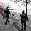 Zwei Beamte des Polizeireviers Friedrichshafen kontrollieren das wegen der Corona-Pandemie erlassene Aufenthaltsverbot in den Uferanlagen.