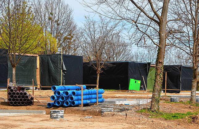 Noch sind die ersten sechs aufgebauten Chalets gut eingepackt.