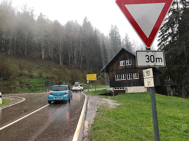 Ab der Schlagsäge bis zur Abzweigung Segeten wird im kommenden Jahr die Fahrbahndecke erneuert. .Bild: Charlotte Fröse.