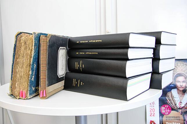 Bücher mit Ratsunterlagen aus den Jahren 1809 bis 1814 und 1909 bis 1911 (links) sowie ganze acht Bücher mit Unterlagen aus dem Jahr 2010.