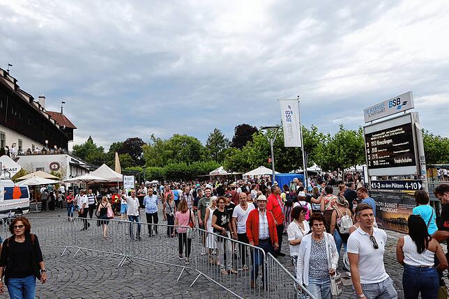 Bild 26: Das Seenachtfest 2023 startet durch! Immer mehr Besucher strömen auf das Festgelände