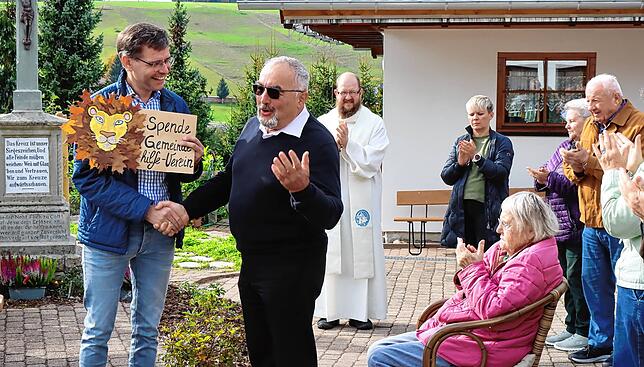 Im Namen der Bewohner des Löwengründles übergibt Berthold Hettich (rechts) eine Spende an den Vorsitzenden des Gemeindehilfevereins ...