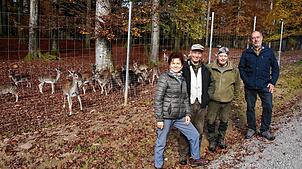 Herbstfarben im Wildgehege Waldshut: Vor dem Damwildgehege stehen Beate Elzer (von links), Hubert Rossa, Andreas Armbruster und Klaus ...