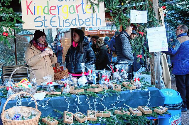 Bild 9: Gesang und Glühweinduft vor der Kirnachmühle: Der Unterkirnacher Weihnachtsmarkt lädt zum Verweilen