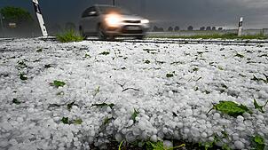 Hagel liegt auf der Straße. Ein Unwetter hatte sich zuvor in der Region um Laupheim mit Blitz und Hagel entladen.