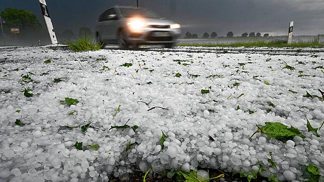 Hagel liegt auf der Straße. Ein Unwetter hatte sich zuvor in der Region um Laupheim mit Blitz und Hagel entladen.