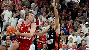 Justus Hollatz (links) und Ben Saraf kämpfen um den Ball.