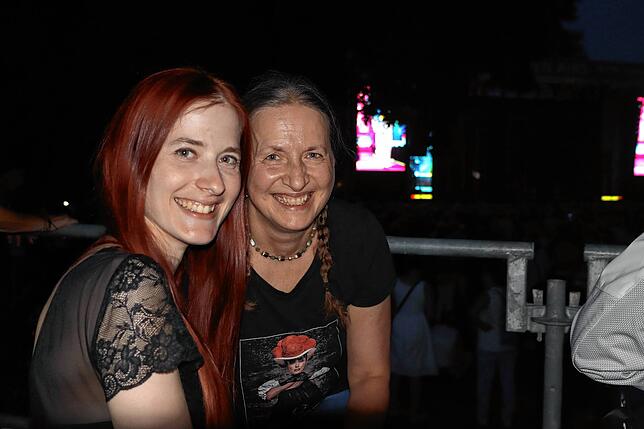 Alina Schmälzle (links) verfolgt das Konzert von der Rollstuhltribüne aus. Ihre Mutter Margit freut sich, dass ein Mitglied von Rea ...