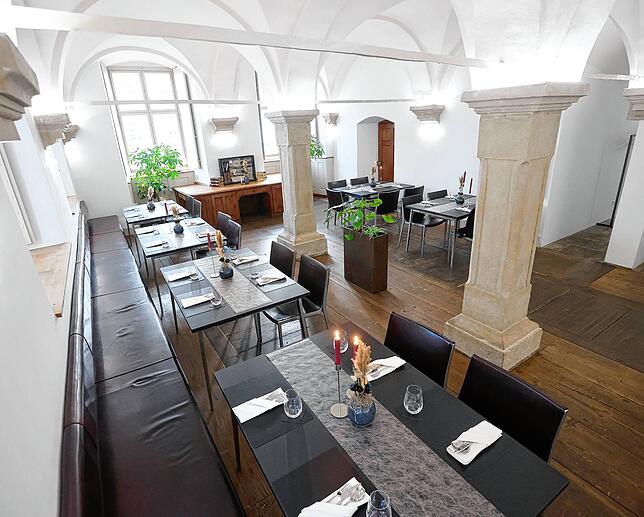 Speisen unter Rundbögen und herrlichem Ambiente, das Resataurant und Café in der Alten Hofbibliothek ist ab sofort geöffnet.