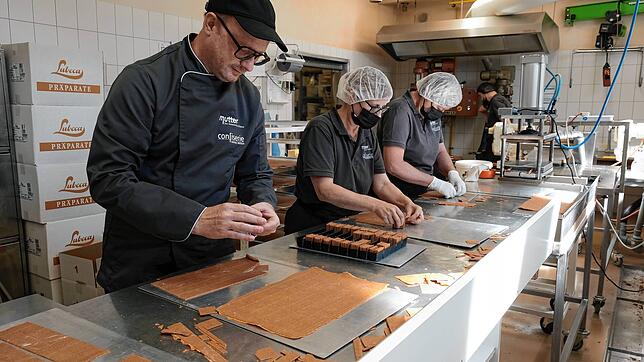 Rafael Mutter, Inhaber der Confiserie Mutter, mit zwei Mitarbeitern in den beengten Produktionsräumen in Obersäckingen.