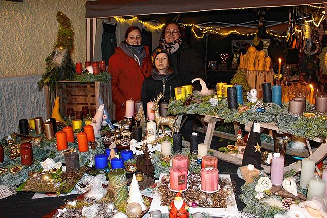 Schönen Adventsschmuck gab es am Stand vom „Duke‘s“ zu kaufen, unter anderem sogar einen WM-Adventskranz mit Fußball ...