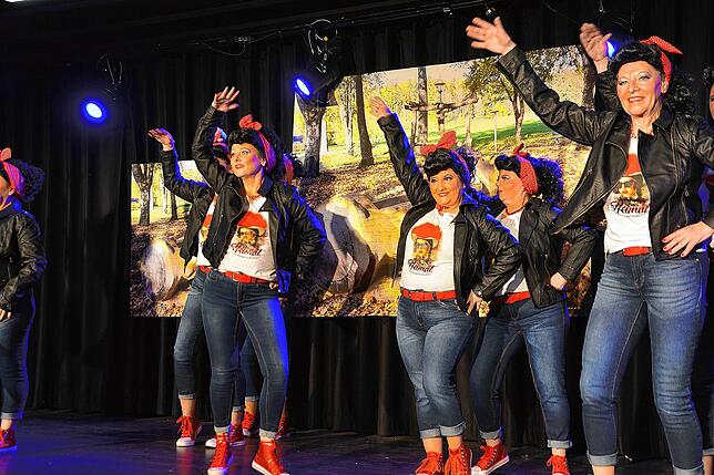 Bild 26: Rund 200 Frauen feiern im katholischen Pfarrsaal ausgelassen Fasnet