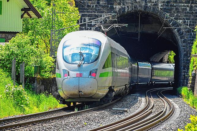 Ein ICE fährt auf der Schwarzwaldbahnstrecke aus einem Tunnel.