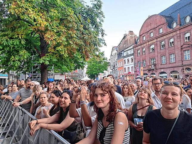 Bild 3: Richtig gute Laune beim Stimmen Festival auf dem Marktplatz