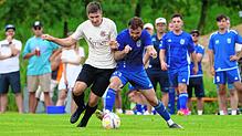 Patrick Homburger vom TuS Immenstaad (rechts) verteidigt den Ball gegen Alexander Gaupp (SV).