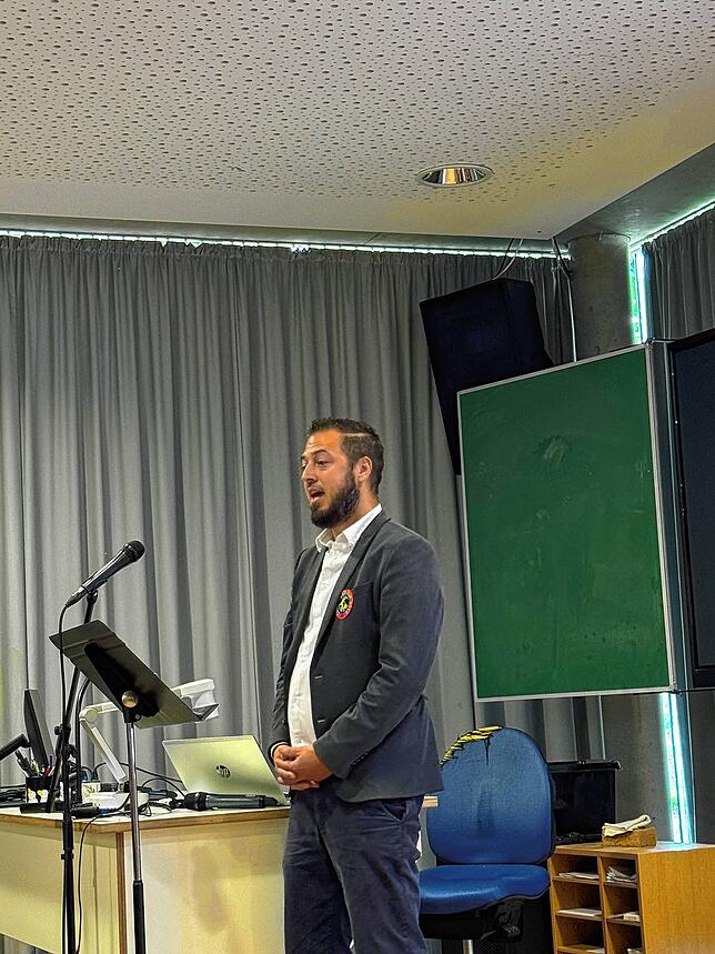 Konrektor Martin Straubhaar freut sich über den Besuch von Pater Aidan im Rahmen der Projekttage an der Schule.