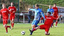 Langes Bein: Nur noch ein Rheinfelder Derby bleibt in der neuen Spielrunde übrig: Stefan Meier (rechts) vom SV Karsau und Yannick ...