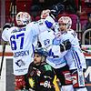 Schwenninger Torjubel: Die Wild Wings (hinten) freuen sich über den dritten Treffer gegen die Düsseldorfer EG (Niklas Heinzinger). Bild: ...