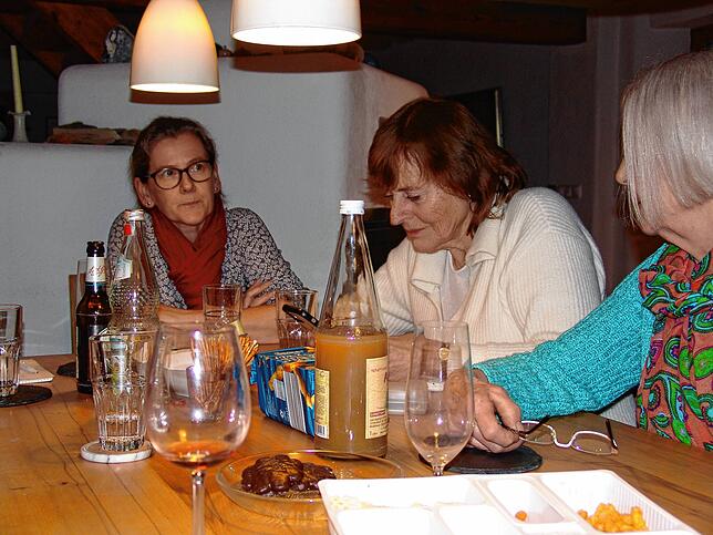 Ulrike Sick (links) hat bei ihrer ersten Teilnahme an einem Teamtreffen viele Fragen. Interessiert hört sie den Erfahrungsberichten von ...