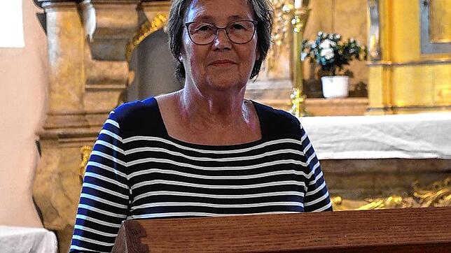 Christine Marx, Vorsitzende des Fördervereins, berichtet von der Entstehung der Nachbarschaftshilfe und erhält selbst viel Lob für ihre ...