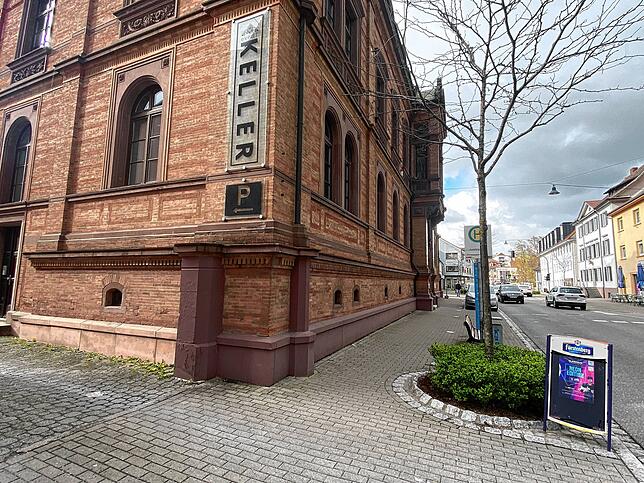 Ein Foto aus April: Damals sind die Hinweise in Richtung Eventkeller noch nicht Ziel von unbekannten Zerstörungswütigen.