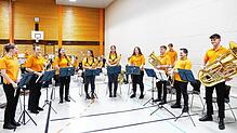 Mit einer Eigenkomposition von Susanne Mors (Dritte von links) begeistert dieses Ensemble (von links): Jule Beck, Hanna Fleck, Marlene ...