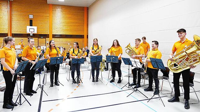 Mit einer Eigenkomposition von Susanne Mors (Dritte von links) begeistert dieses Ensemble (von links): Jule Beck, Hanna Fleck, Marlene ...