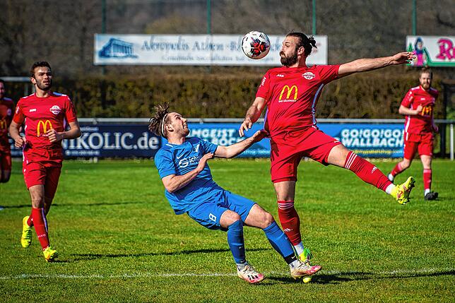 Aktiv: Bis vor zwei Jahren spielte Ismail Palit (rechts) noch aktiv beim FC Wallbach. Hier im Jahr 2022 in der Bezirksliga gegen den TuS ...