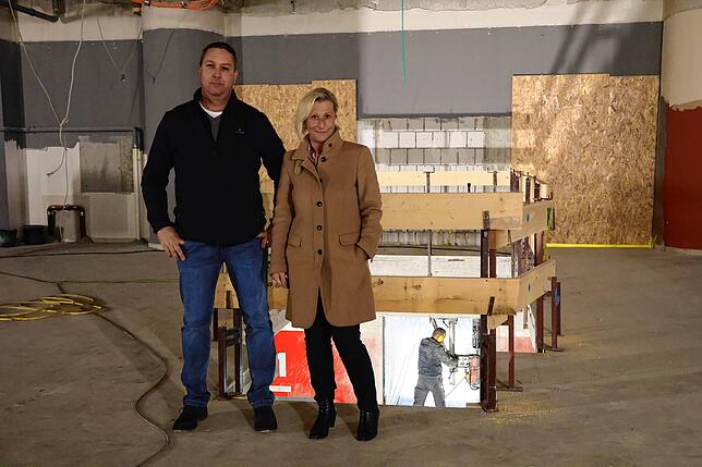 Ladenbauleiter Andreas Vetter und Geschäftsführerin Sabine Seibl erläutern die Baufortschritte.