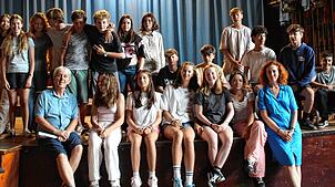 Noch ist der Vorhang nicht gefallen: Die Schüler studieren „Das Gauklermärchen“ ein. Unterstützt werden sie von Klassenlehrer Klaus ...