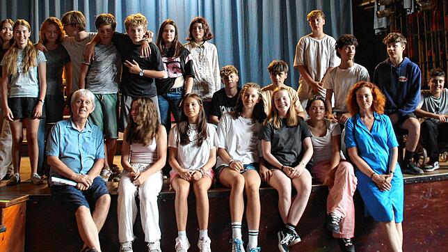 Noch ist der Vorhang nicht gefallen: Die Schüler studieren „Das Gauklermärchen“ ein. Unterstützt werden sie von Klassenlehrer Klaus ...