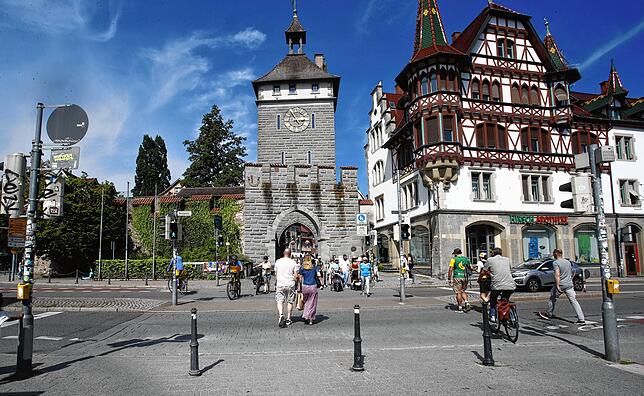 Innerhalb von etwa zwei Wochen soll der etwa elf Meter breite Fußgängerüberweg am Schnetztor saniert werden.