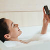 Das Handy hat in der Badewanne nichts zusuchen. Auch wenn es, wie im Bild, nicht am Ladegerät angeschlossen ist.