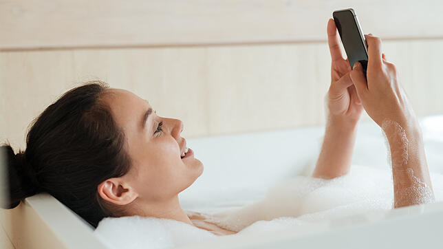 Das Handy hat in der Badewanne nichts zu suchen. Auch wenn es, wie im Bild, nicht am Ladegerät angeschlossen ist.