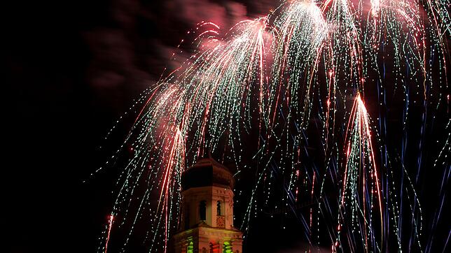Mit einem schönen Feuerwerk feierten Bürger aus Heiligenberg und teils weiterer Umgebung den Jahreswechsel im Vorhof des Schlosses ...